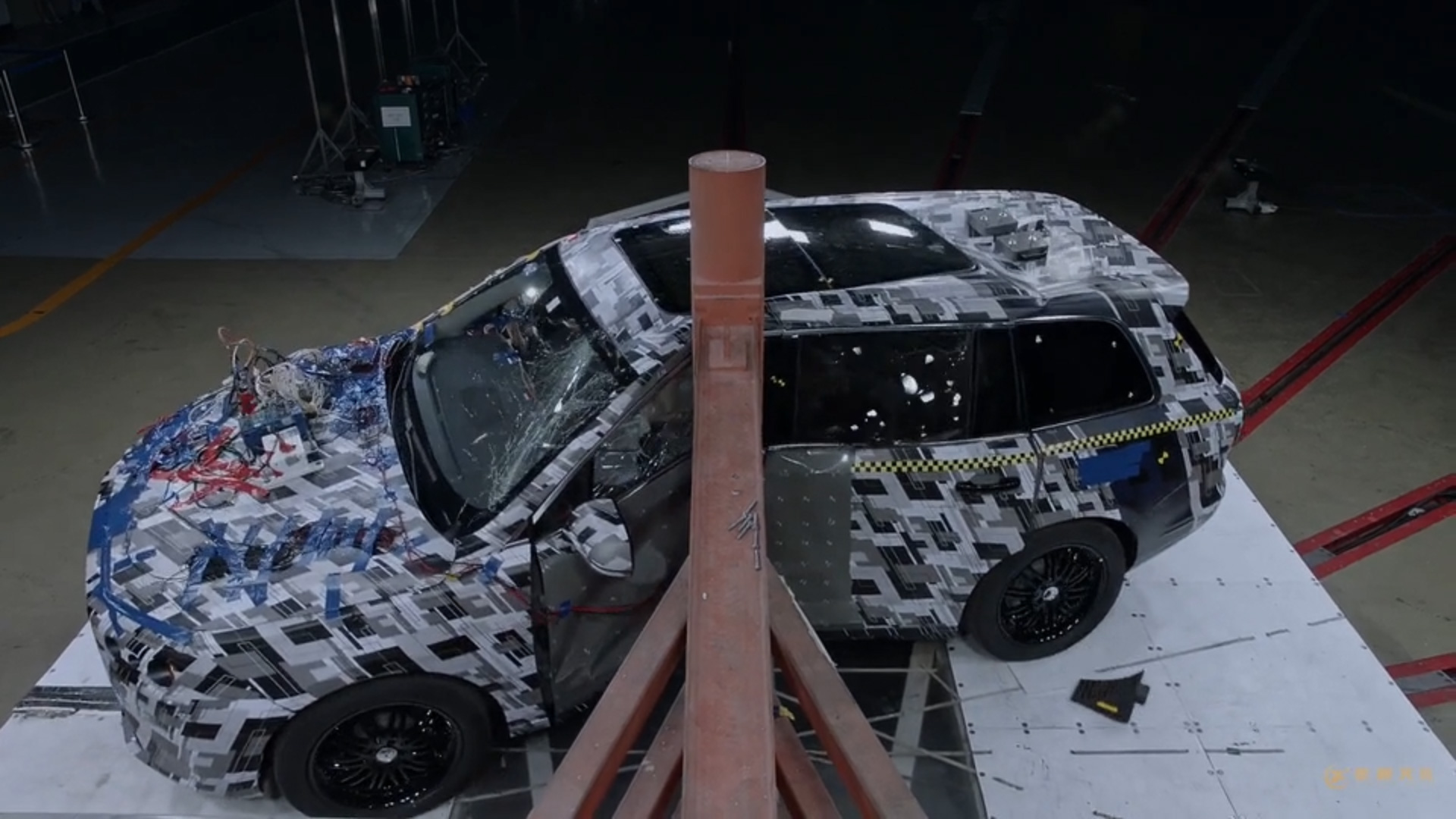 理想汽車側(cè)面碰撞測試